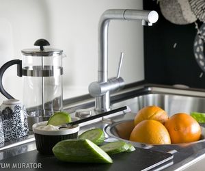 Blacha na ścianie w kuchni i konglomerat. Ciekawe wykończenie nad blatem