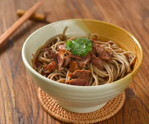 Detoksykująca zupa z grzybami i miso. Świetny przepis w azjatyckim stylu