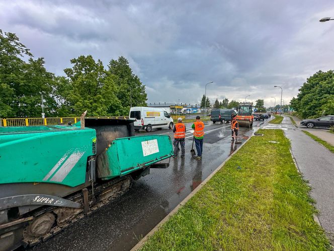 Robotnicy pracują w ulewę