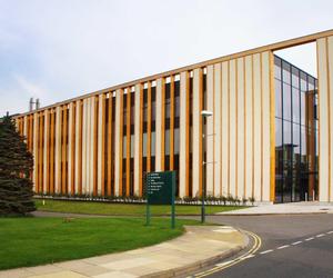 „Gateway Building” Uniwersytetu w Nottingham, Bonnigton (Wielka Brytania). Prefabrykaty z drewna klejonego wypełniono w warsztacie na terenie kampusu słomą pochodzącą z uprawy na polach uczelni
