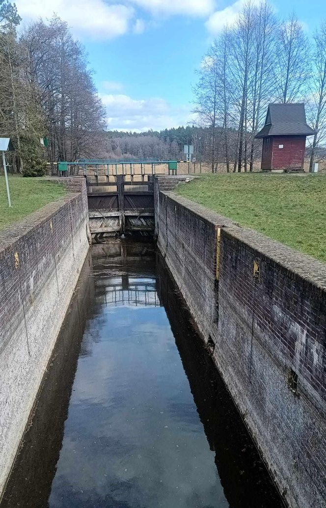 Ta malownicza wieś na Mazurach leży tylko dwie godziny drogi od Olsztyna. Słynie z monumentalnej śluzy