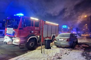 ​Koło domu w Święciechowie spaliła się mercedes. Kolejny pożar w regionie [ZDJĘCIA]