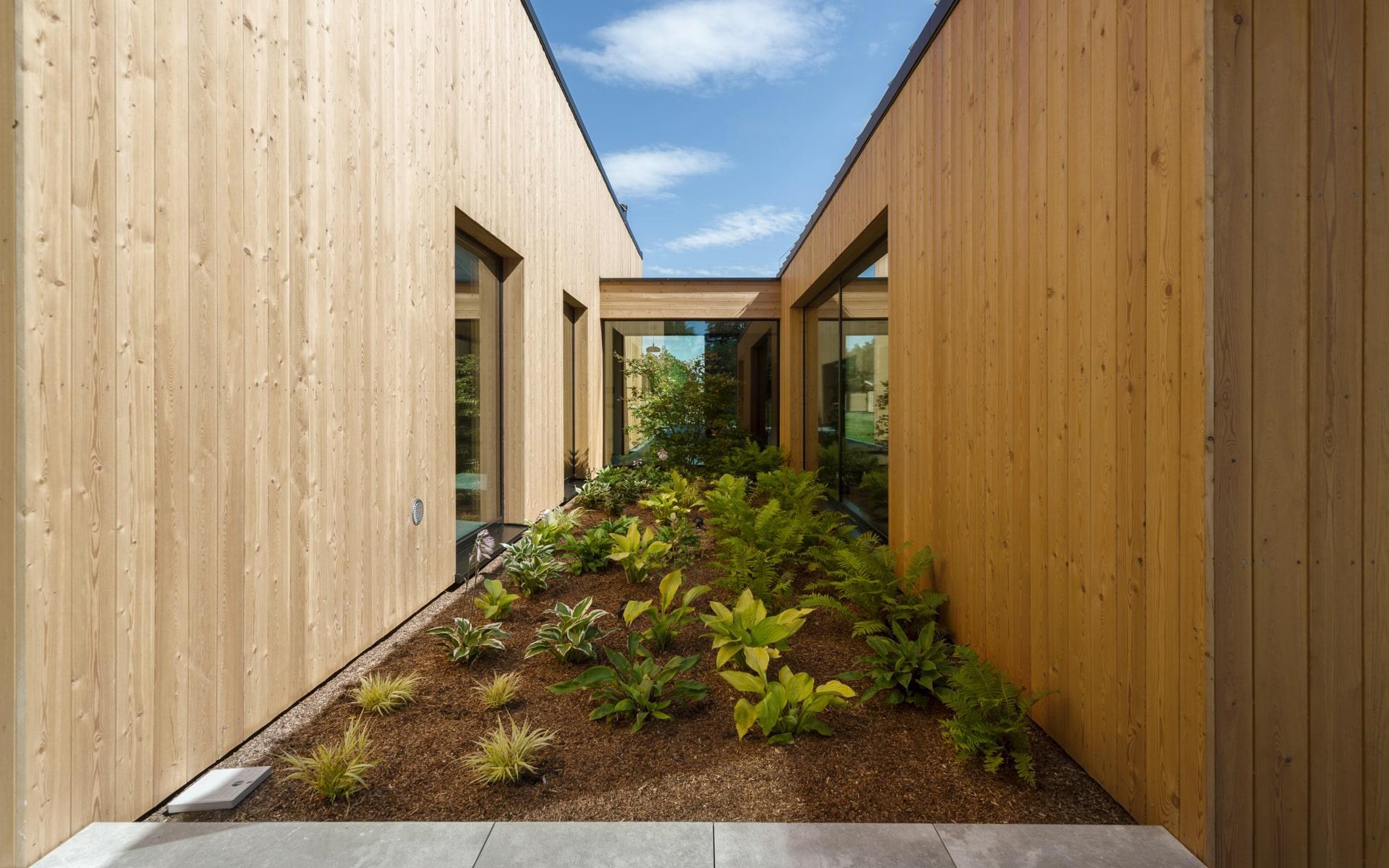 Dom na Kujawach. Dwie stodoły nad jeziorem