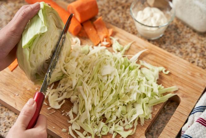 Zdrowy pomysł na obiad? Wypróbuj ten przepis na wegetariańskie placuszki z kapusty i soczewicy