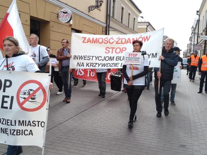 Nie dla kolei przez nasze domy! W Zamościu protestują przeciwko CPK [GALERIA]