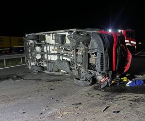Wypadek na autostradzie A1. Dachował dostawczak