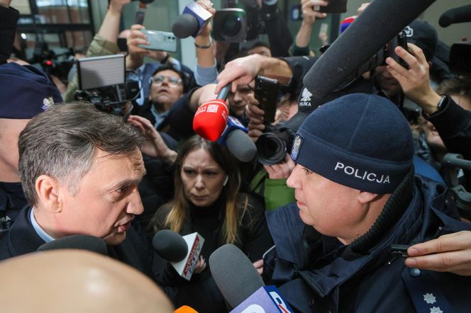 Zbigniew ZIobro zszedł do policjantów w siedzibie TV Republika. Tam został zatrzymany celem doprowadzenia