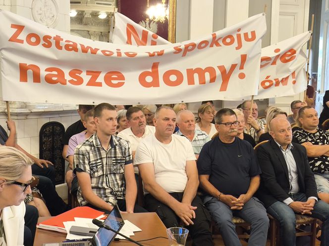 Protest mieszkańców sprzeciwiających się budowie wschodniej obwodnicy Tarnowa na granicy z Wolą Rzędzińską