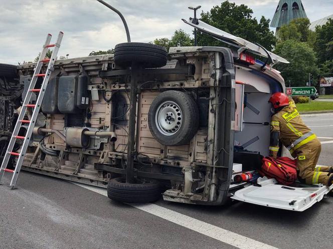 Wypadek w Nowy Sączu. Matka z dzieckiem jechała karetką do szpitala. Ambulans zderzył się z osobówką