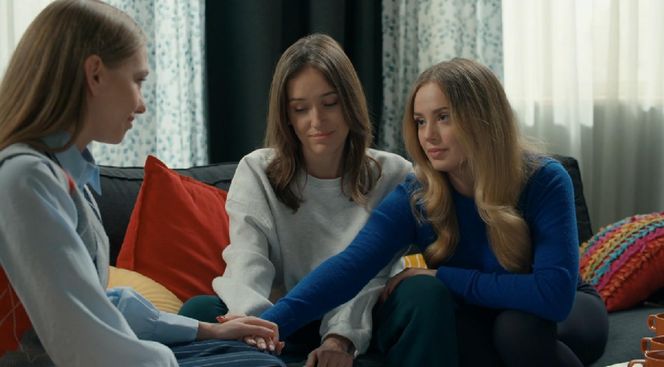 Barwy szczęścia, odcinek 3149. Ewa Poraj (Nicole Bogdanowicz), Madzia (Natalia Sierzputowska), Oliwka (Wiktoria Gąsiewska) 