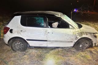 Kierowca skody wypadł z jezdni i uderzył w drzewo. 18-latek nie żyje