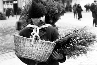 Mężczyzna sprzedający palmy wielkanocne w Krakowie (1931)