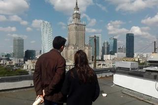 Nietypowy widok w centrum Warszawy. Na wieżowcu przy Rotundzie zawisły ogromne balony [WIDEO]