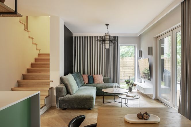 Dom w Warszawie w odcieniach miedzi i zieleni