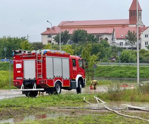 Niebezpieczne zjawiska na Warmii i Mazurach. Są ostrzeżenia przed gwałtownymi burzami i ulewami