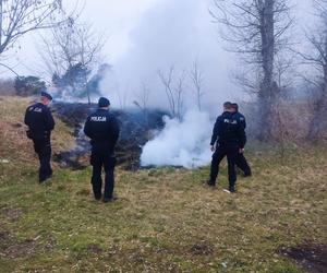 Policjanci gasili pożar