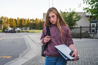 Nastolatek w nowej szkole. Jak rozmawiać z dzieckiem, by naprawdę je wesprzeć?