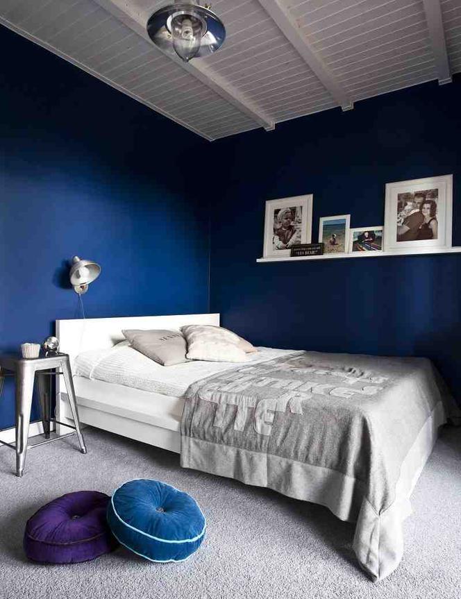 BARDZO ładna sypialnia. Aranżacja sypialni w kolorze niebieskim z sufitem z bielonych desek
