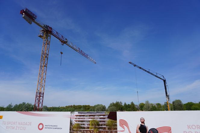 Budowa osiedla Mistrzów Olimpijskich pod Warszawą. Udziałowcem Robert Lewandowski. Maj 2025
