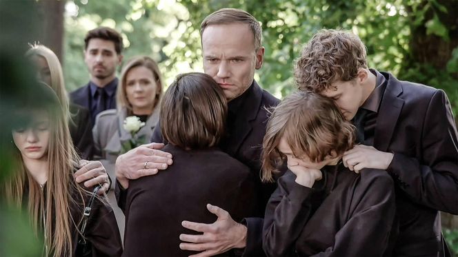 Pierwsza miłość, odcinek 4045: Wzruszający pogrzeb dziecka Kingi i Janka. Złożą do grobu zmarłą Jaśminkę i wtedy pojawi się Lilka z córką - ZDJĘCIA