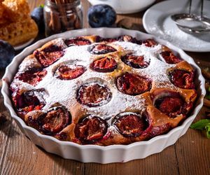 Kroję śliwki i układam na cieście. Ten placek na oleju zachwyca nie tylko obłędnym smakiem 