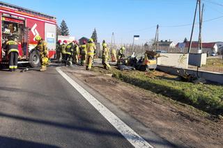 Makabryczny wypadek w Coniewie. Czołowo zderzyła się osobówka z ciężarówką. Nie żyje jedna osoba