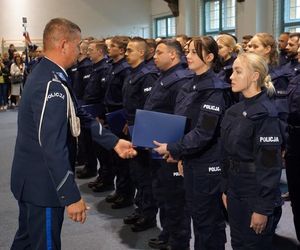 Nowi policjanci wypowiedzieli słowa przysięgi. Na Warmii i Mazurach rekrutacja wciąż trwa [ZDJĘCIA]