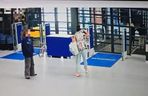 Ukradła i schowała się przed policją za drzewem