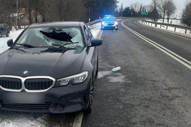 Kierowca auta został raniony bryłą lodu, która spadła z naczepy innego pojazdu