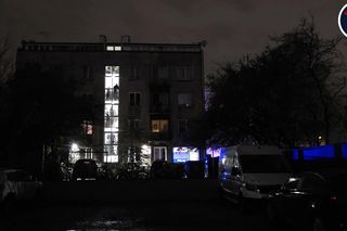 Furiat szalał na Mokotowie. Zrzucał meble na samochody