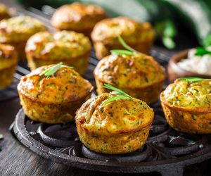 Startą cukinię mieszam z tymi składnikami. Błyskawiczne muffiny to śniadaniowy hit 