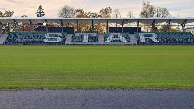 Remont starachowickiego stadionu trwa. Na plac budowy dotarły słupy oświetleniowe