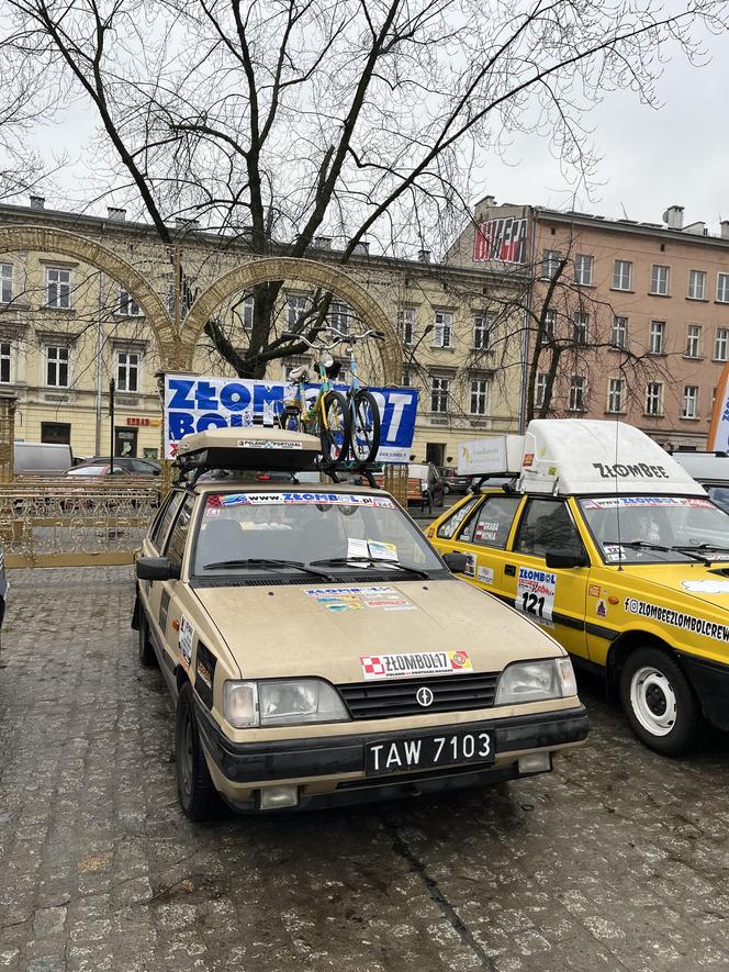 WOŚP 2024 w Krakowie. Zlot samochodów Złombol na Placu Wolnica przyciągnął tłumy fanów aut rodem z PRL-u