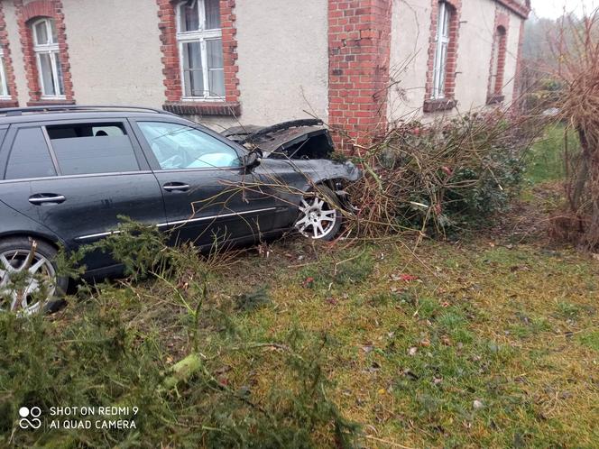 Uderzył autem w dom! Tragedia koło Środy Wielkopolskiej 