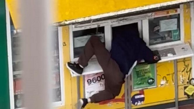  22-latek włamał się do kiosku. Nagrała go kobieta myjąca okna