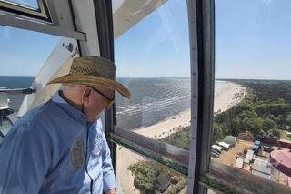 Lech Wałęsa na diabelskim młynie