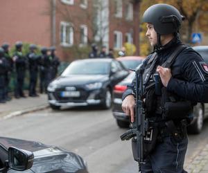 Niemieckie jednostki policji szturmują szkołę w Hamburgu po doniesieniach o bandycie