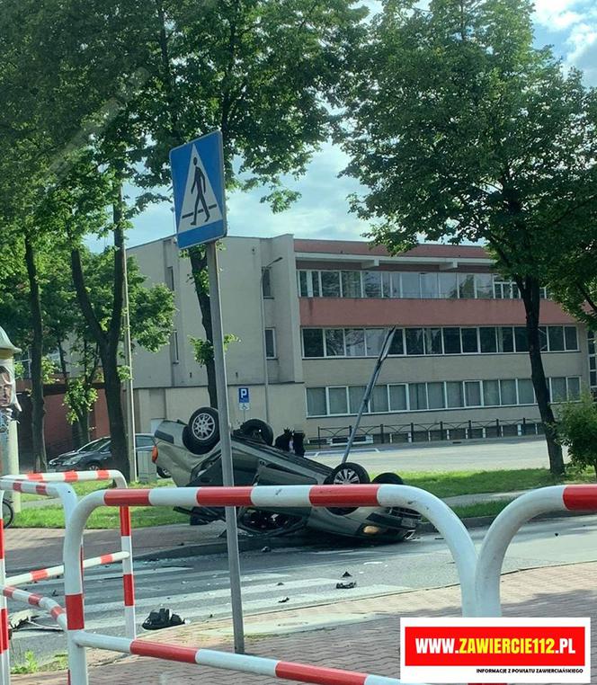 Zawiercie: Koszmarny wypadek na skrzyżowaniu! Jeden z samochodów dachował