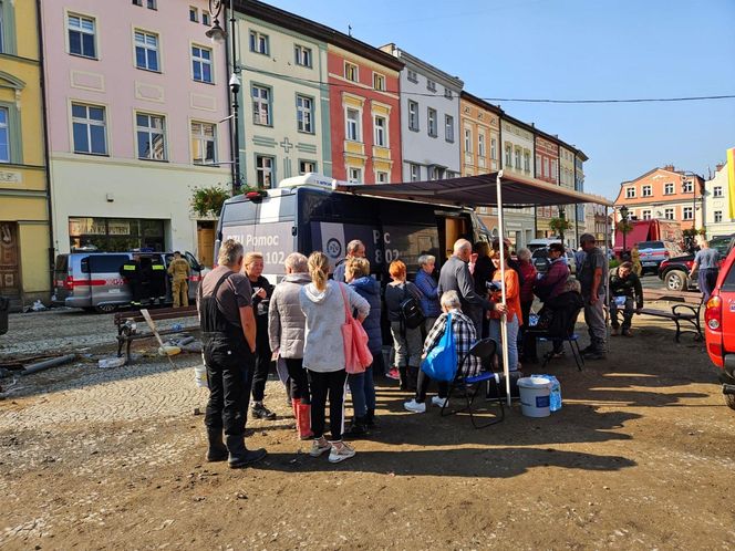 Pomaga ofiarom wielkiej powodzi. Opowiedział, jak wygląda sytuacja na miejscu