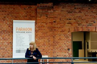 Tę wystawę współtworzyły osoby z niepełnosprawnościami. Można zobaczyć film, jak osobie na wózku trudno się na nią dostać 