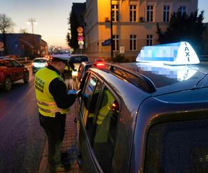 Taxi na aplikacje jeżdżą zgodnie z przepisami? Policja sprawdza [GALERIA]