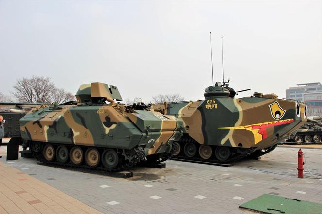 transporter K200 i pojazd desantowy AAV-7 w koreańskich barwach