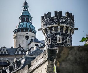 Ten zamek wygląda jak z filmu fantasy.  Leży tuż przy granicy z Polską 