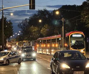 Wielkie utrudnienia w Warszawie, tramwaje na trasach objazdowych. Policja zablokowała przejazd na dużym skrzyżowaniu