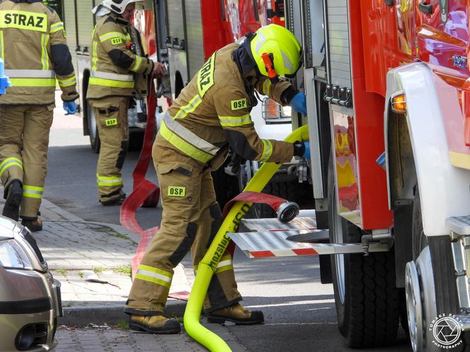 Pożar i wybuchy w mieszkaniu bloku w Tychach