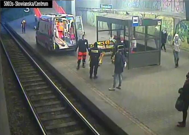 Poznań: NIEPRZYTOMNY mężczyzna na przystanku tramwajowym! "Nie reagował na żadne bodźce"