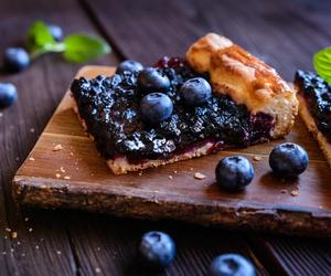 Ekspresowe ciasto z borówkami. Gotowe w kilka minut, a smakuje obłędnie