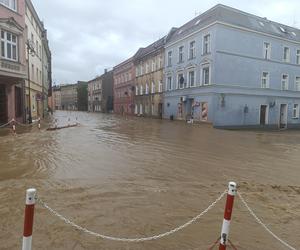 Zagrożenie powodziowe. Głuchołazy. Woda przelała się przez wały. Zalewa miasto