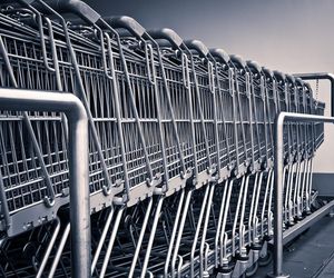 Mężczyzna umierał pod sklepem, nikt nie zareagował. Co ustaliła prokuratura?
