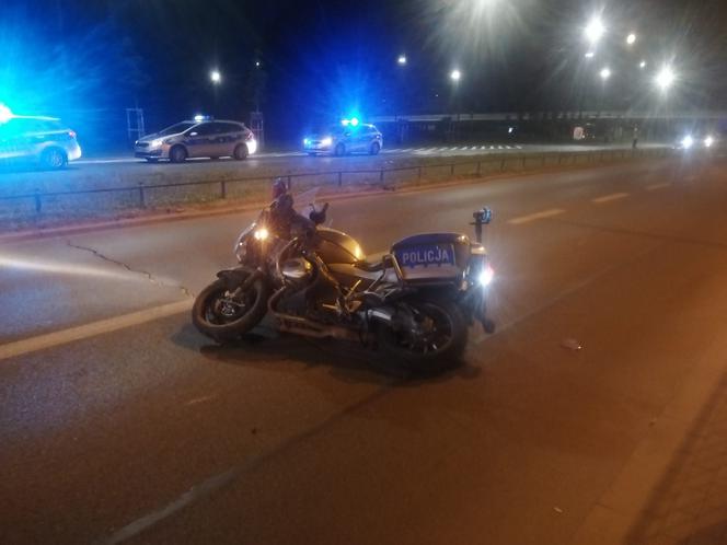 Policjant na noszach, motocykl w rozsypce - szokująca nocna akcja mundurowych